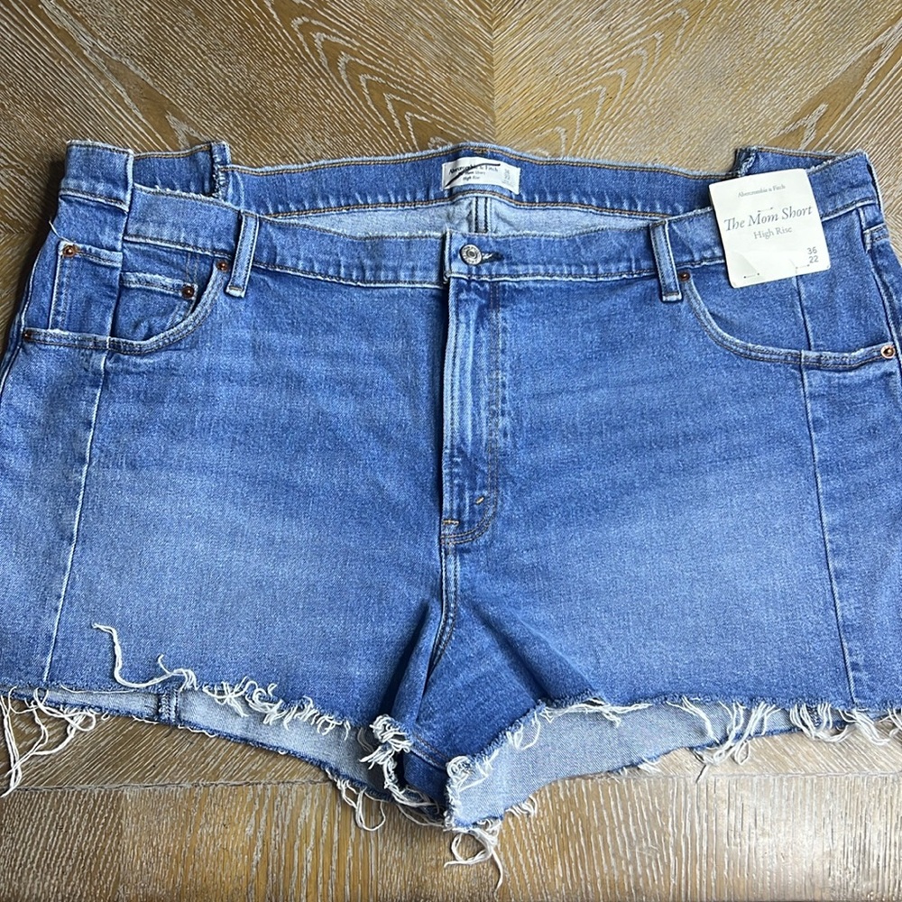 ABERCROMBIE & FITCH Plus Size Blue Denim “The Mom” Jean Short 36/22